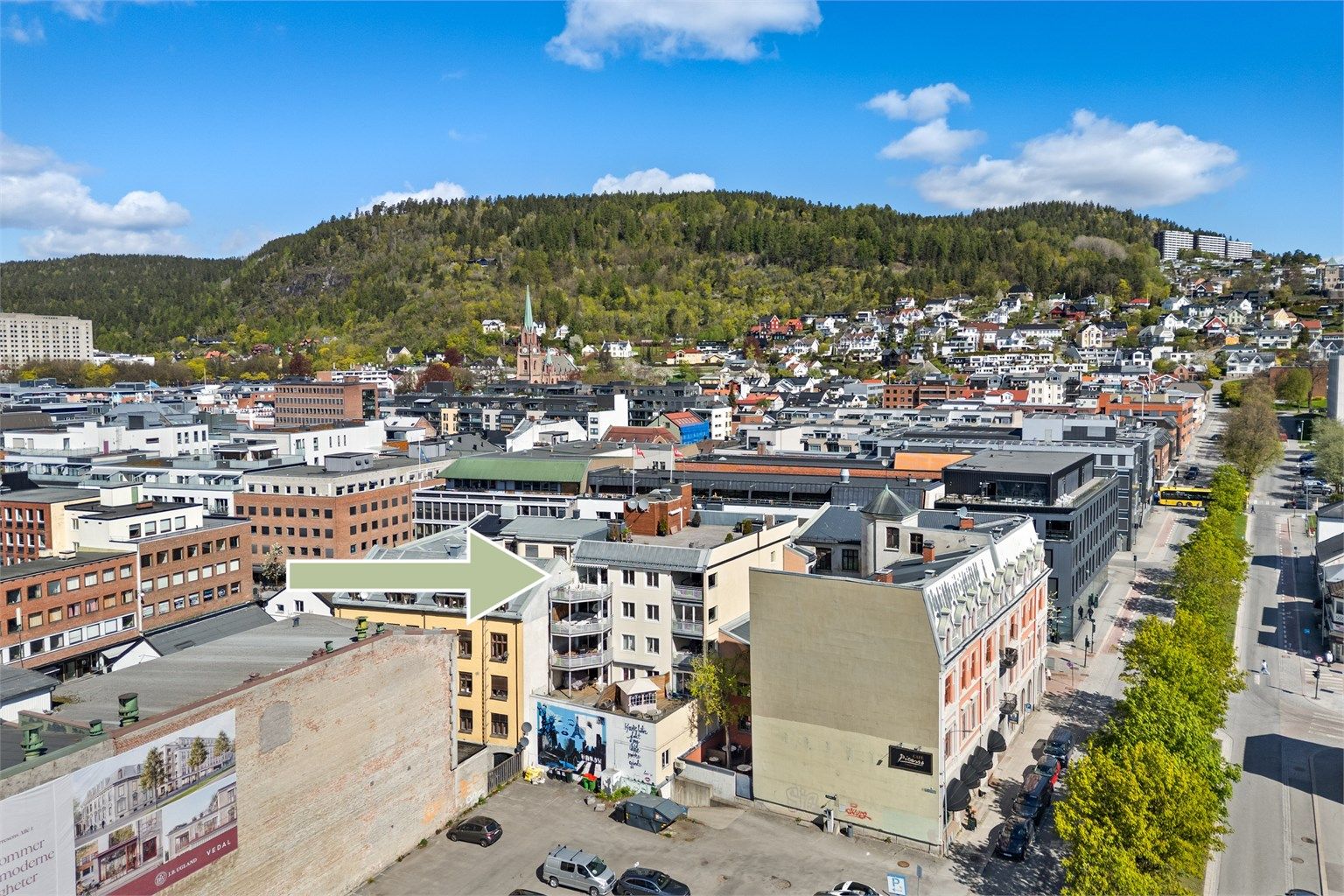 Det medfølger egen biloppstillingsplass i felles garasjekjeller.