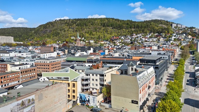 Det medfølger egen biloppstillingsplass i felles garasjekjeller.