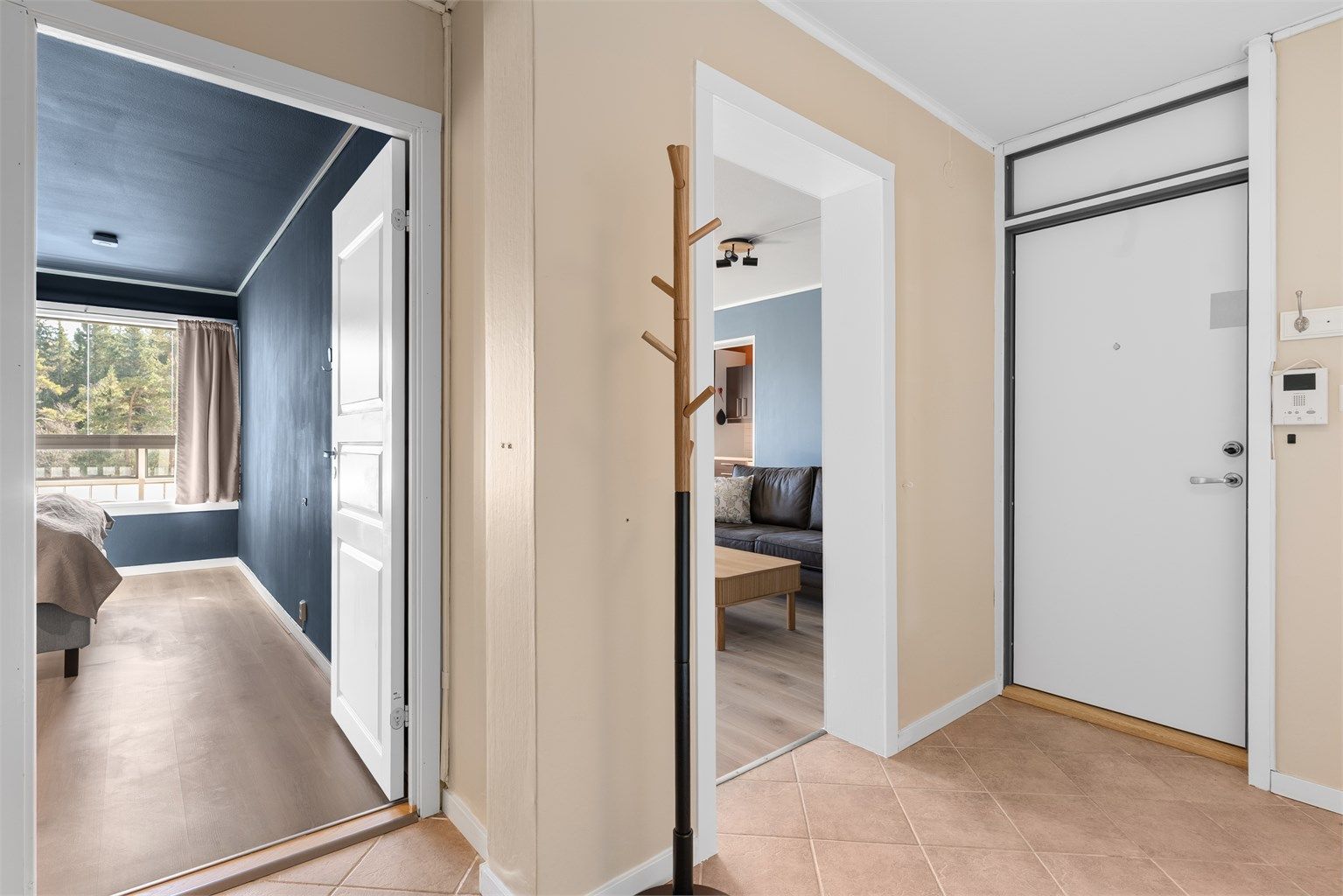 Fra entreen er det direkte tilgang til leilighetens øvrige rom. En bod på 3 m² ligger praktisk til i gangen utenfor.