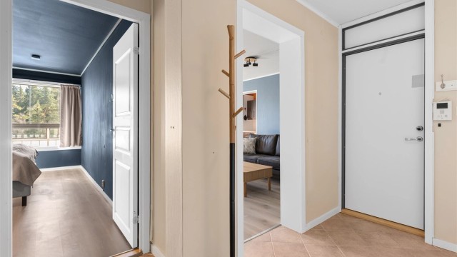 Fra entreen er det direkte tilgang til leilighetens øvrige rom. En bod på 3 m² ligger praktisk til i gangen utenfor.