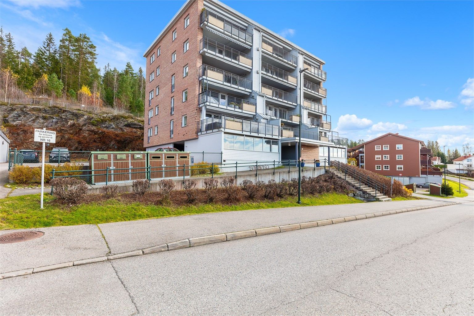 Boligen er beliggende på Brånåsen i et et veletablert boligområdet. 