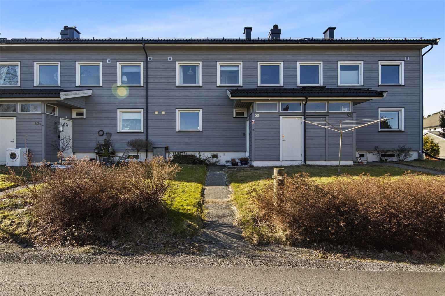 Inngangspartiet har morgensol og ligger vendt mot rolig område