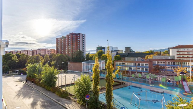 Kort vei til Nordpolen skole (1.–10. trinn) og flere barnehager. Buss og trikk går like i nærheten, og T-banen på Sinsen og Storo og toget fra Grefsen stasjon gir raske forbindelser til sentrum, resten av byen og videre ut i Marka.