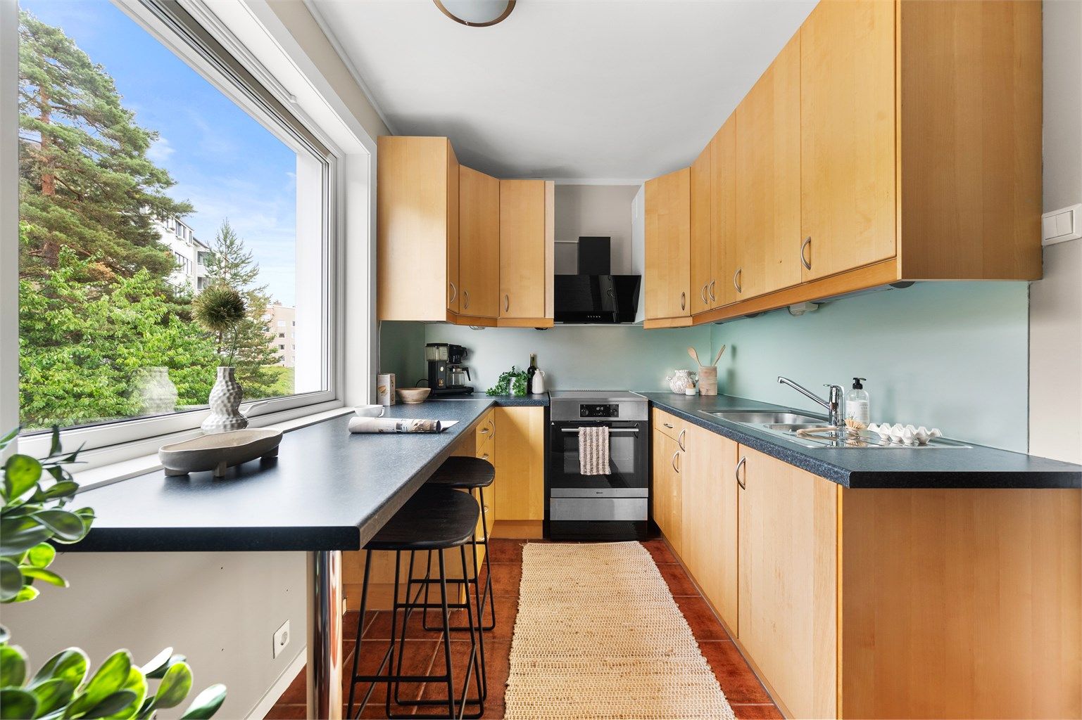 Separat kjøkken med god skap- og benkeplass.
Hyggelig frokostplass ved vinduet.