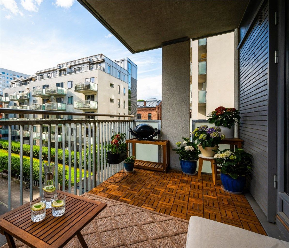 Fantastisk og solrik balkong på ca. 8 kvm. Balkongen vender mot vest og har et hyggelig utsyn og flott ettermiddag- og kveldssol. 