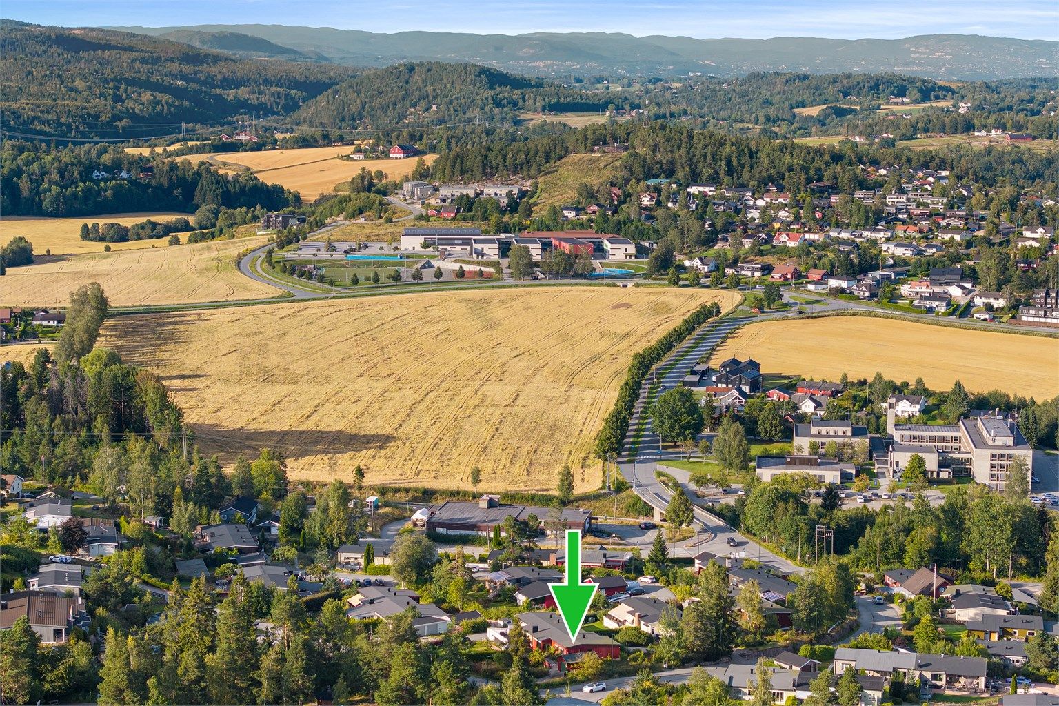 Fra boligen er det kort vei til alt fra barneskole og barnehage til Røyken sentrum med handlesenter, samt togstasjon retning Asker og Oslo