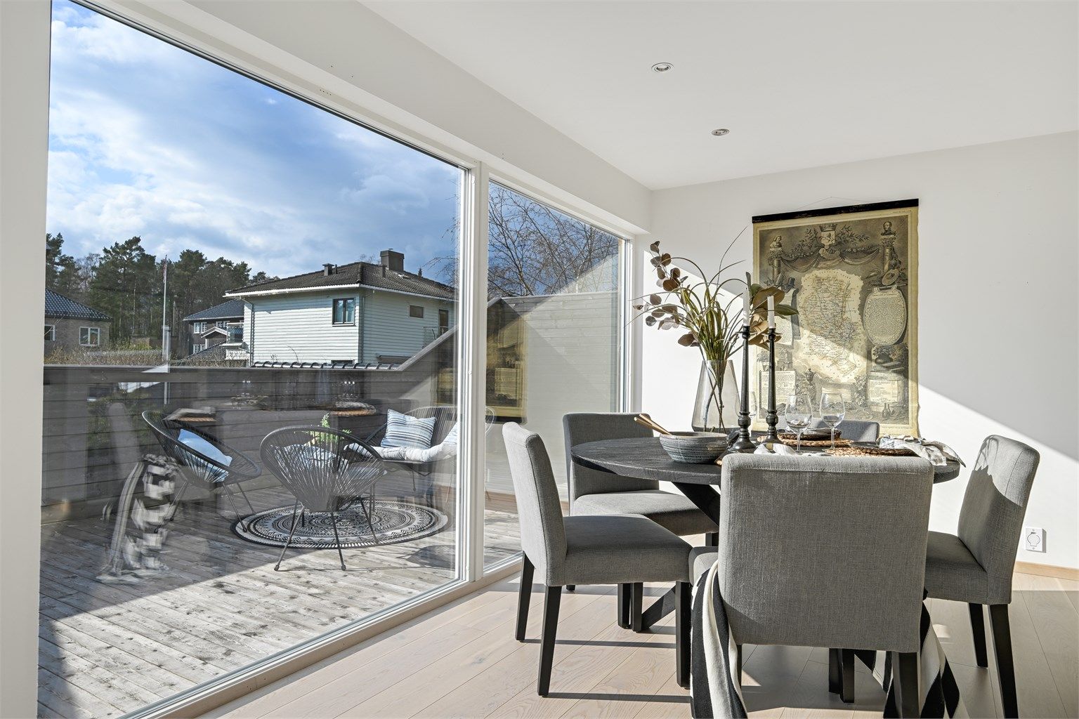 Fra stuen er det direkte utgang til en stor, vestvendt balkong på 28 m².