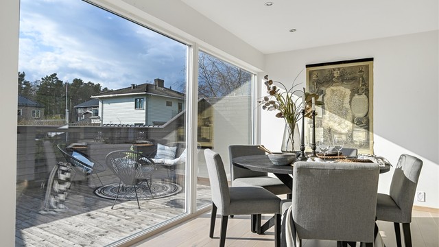 Fra stuen er det direkte utgang til en stor, vestvendt balkong på 28 m².