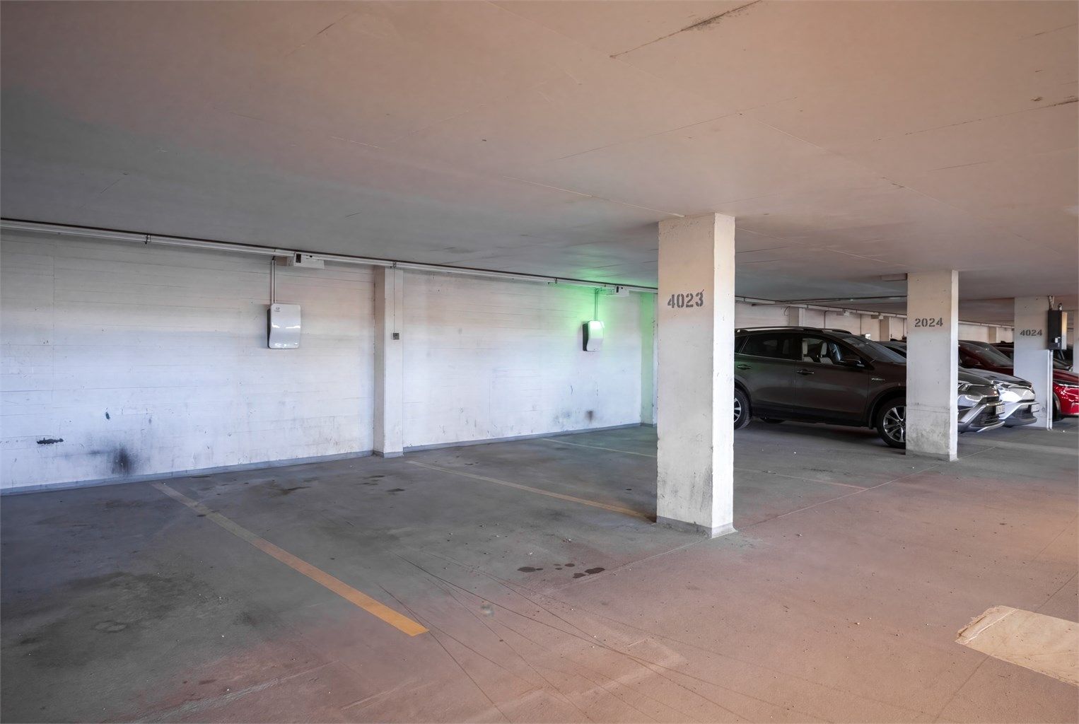 Det medfølger en fast parkeringsplass (nr. 4023) i felles garasjeanlegg. Plassen følger leiligheten. 