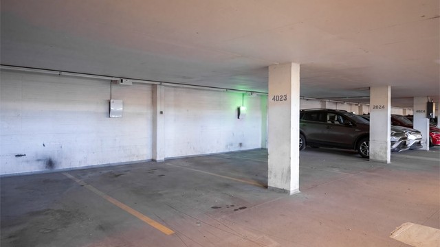 Det medfølger en fast parkeringsplass (nr. 4023) i felles garasjeanlegg. Plassen følger leiligheten.