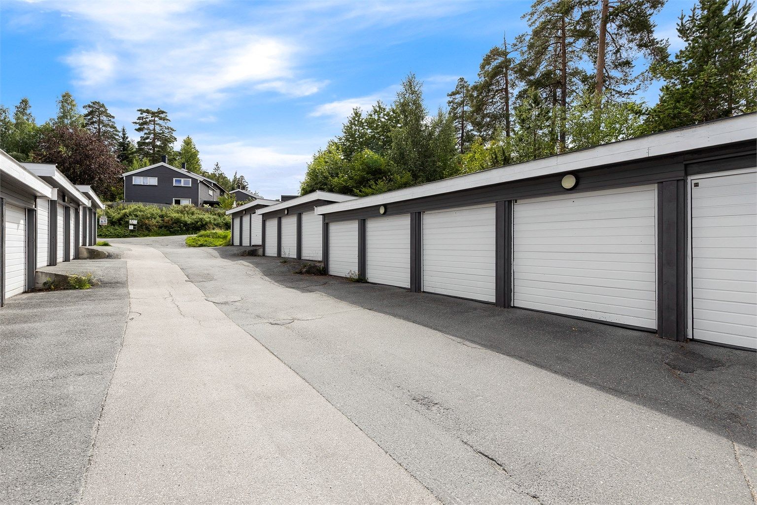 Boligen disponerer garasjeplass i felles garasjerekke. Garasjen eies av huseierforeningen.