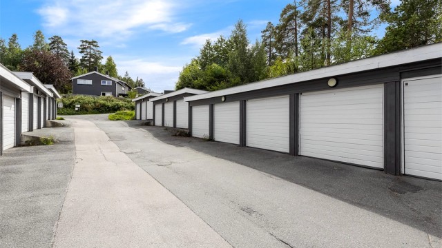 Boligen disponerer garasjeplass i felles garasjerekke. Garasjen eies av huseierforeningen.