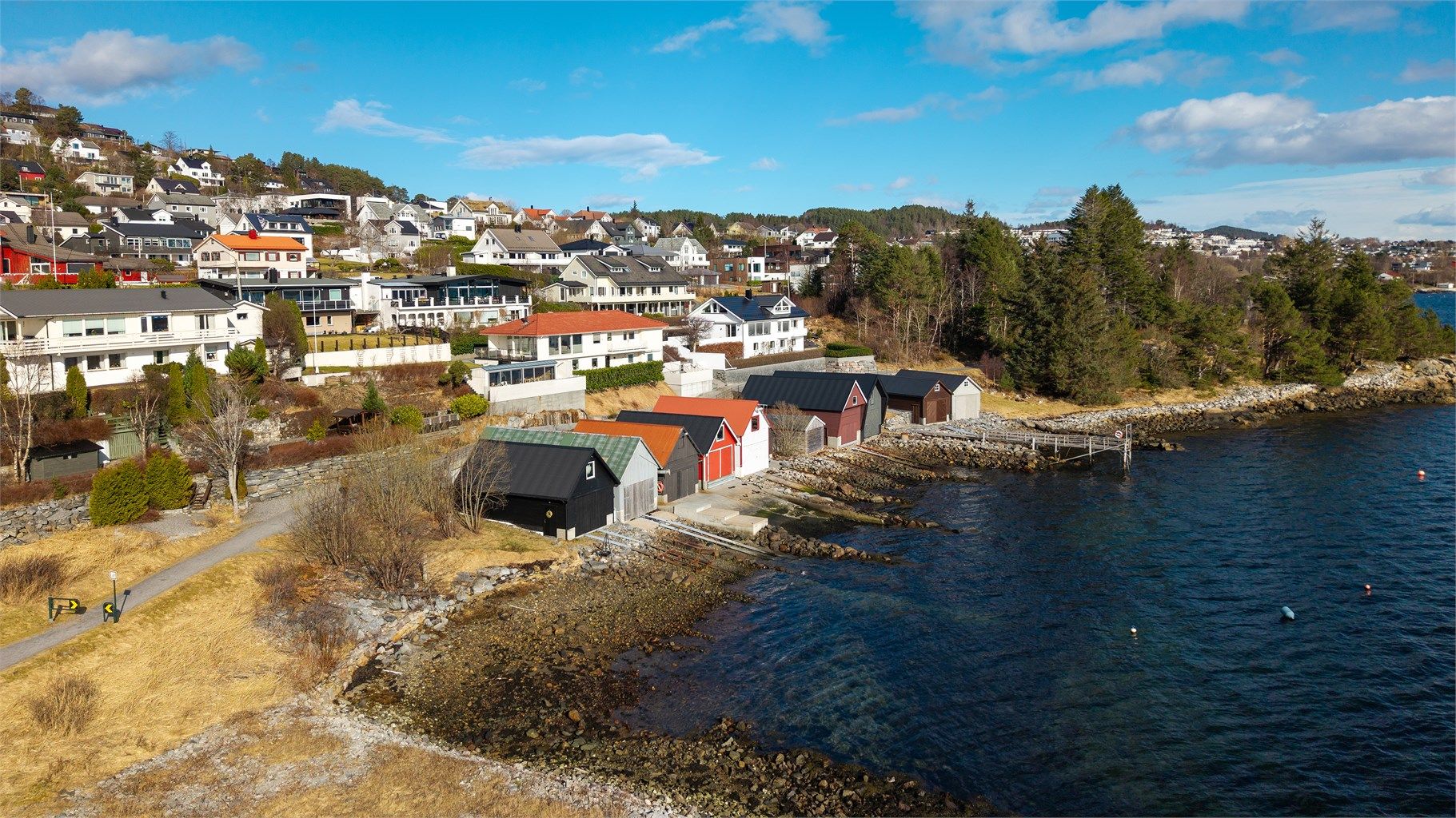 Dronebilde av nærområde og naustrekken tatt fra vest mot øst