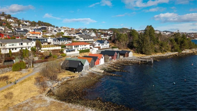 Dronebilde av nærområde og naustrekken tatt fra vest mot øst