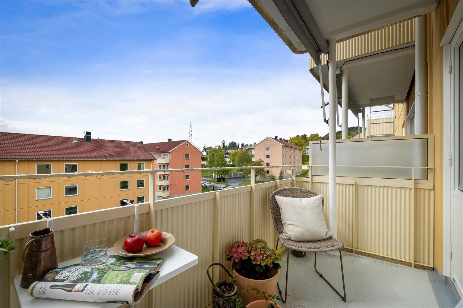 Markise er montert og skjermer godt for solen på solfylte dager
