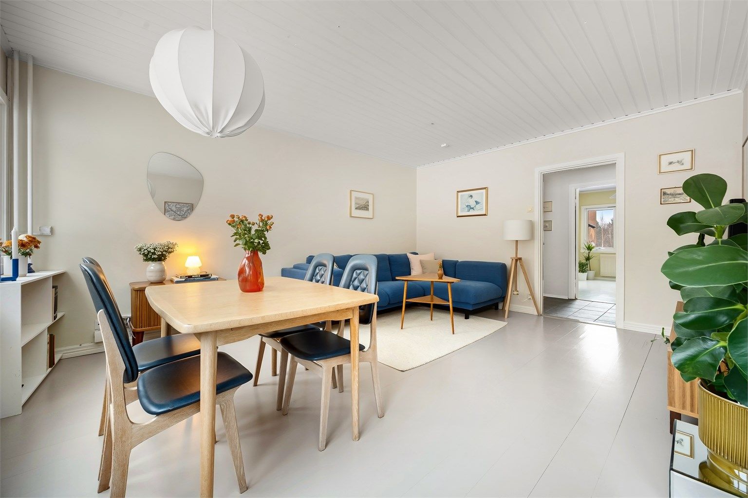 Stuen er lett å møblere og har en åpen og sosial atmosfære.