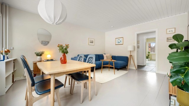 Stuen er lett å møblere og har en åpen og sosial atmosfære.