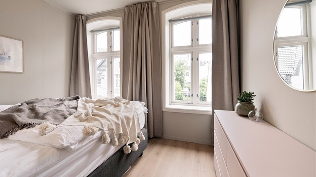 Soverommet har god plass til dobbeltseng