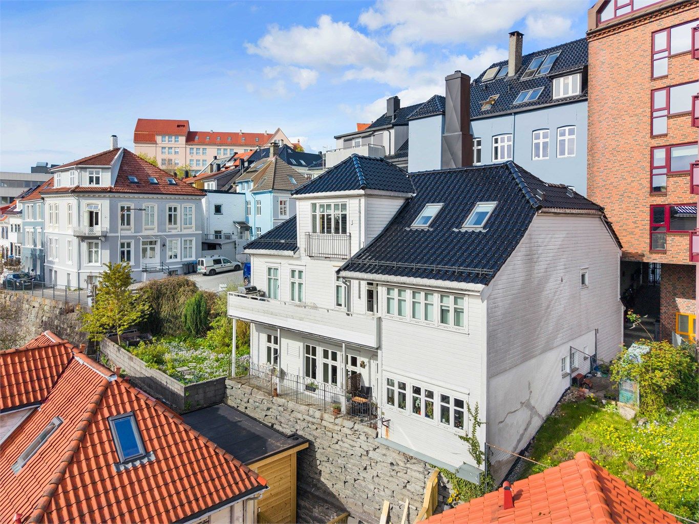 Leiligheten ligger tilbaketrukket uten innsyn. Bygget er oppført i 1900 og ble ombygget fra bakeri til leiligheter i 2004.