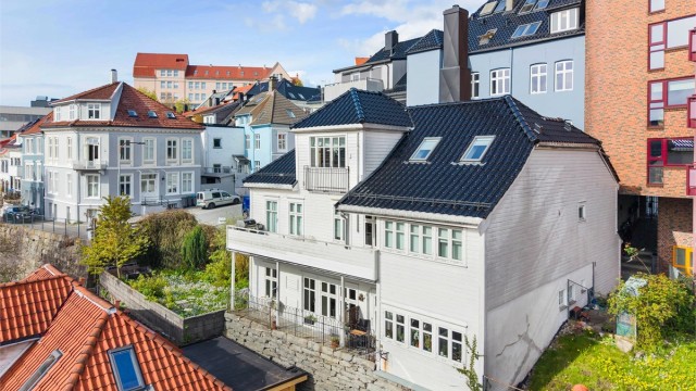 Leiligheten ligger tilbaketrukket uten innsyn. Bygget er oppført i 1900 og ble ombygget fra bakeri til leiligheter i 2004.