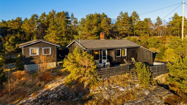 PÅ BEGGE SIDER av hytta er det terrasse.