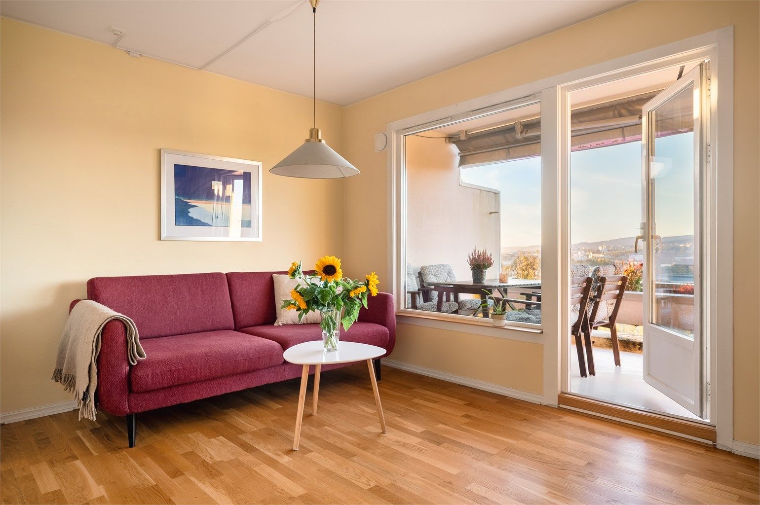 Det er rikelig med lysinnslipp gjennom store vindusflater, som skaper en åpen og luftig romfølelse.