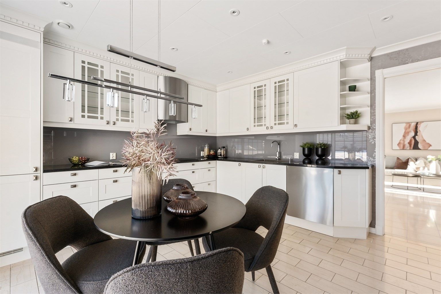 Godt med skap- og benkeplass gjør kjøkkenet funksjonelt.