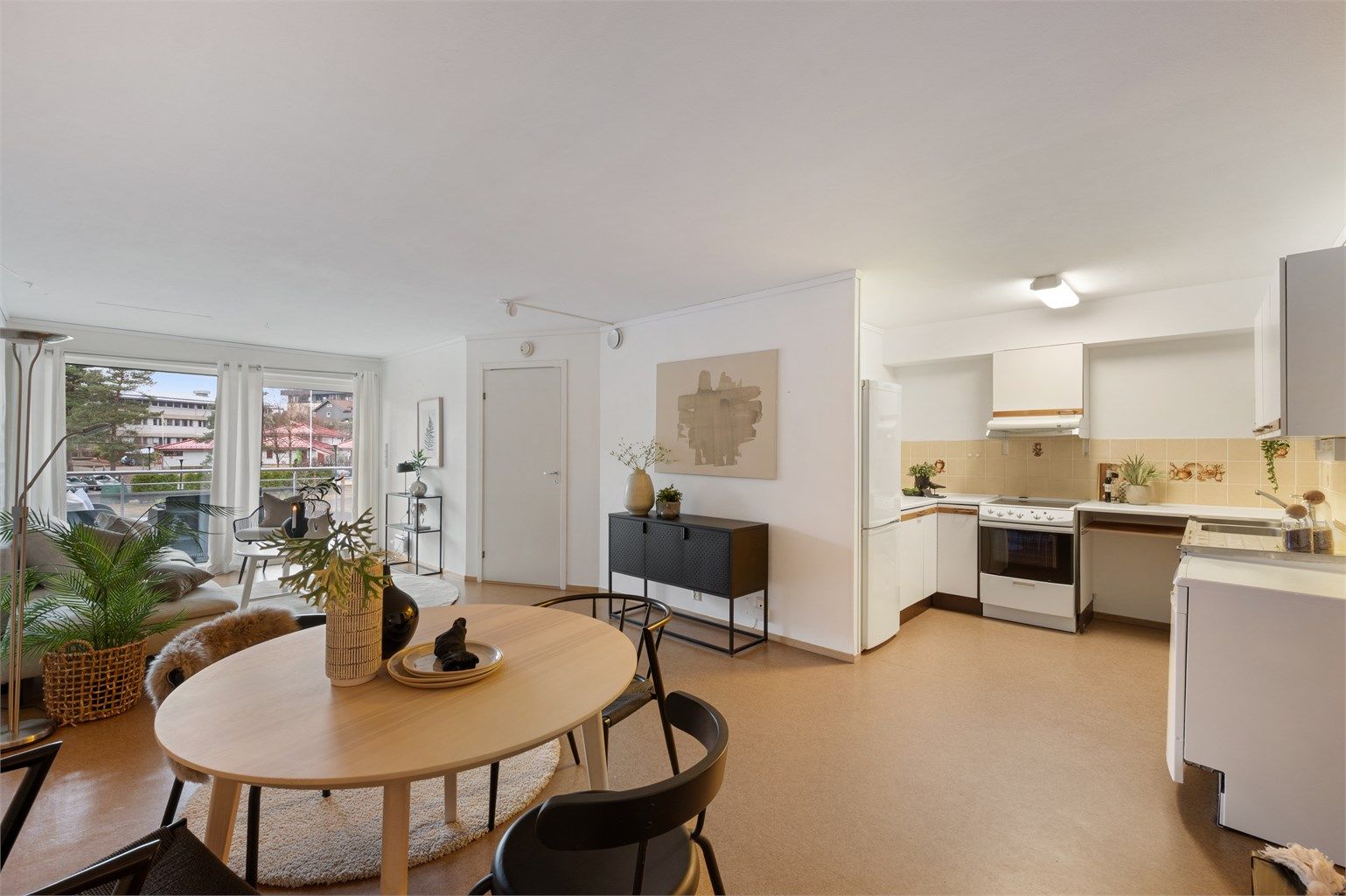 Leiligheten har en praktisk og fin planløsning som gir store oppholdsrom og stor stue med åpen løsning mot kjøkken.