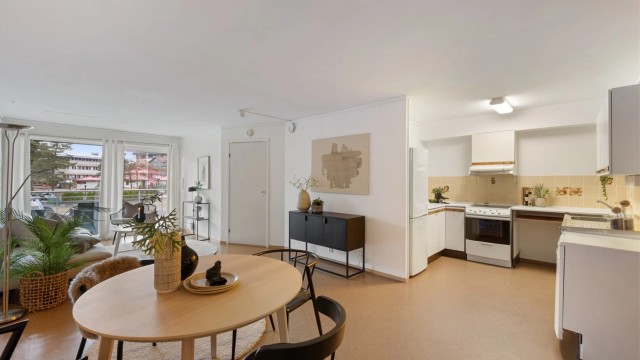 Leiligheten har en praktisk og fin planløsning som gir store oppholdsrom og stor stue med åpen løsning mot kjøkken.