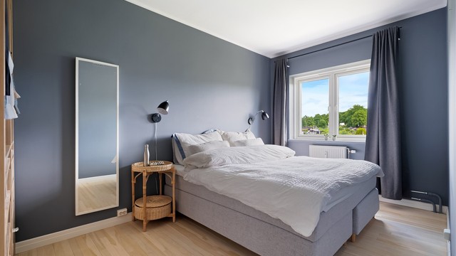 Hovedsoverom av god størrelse med plass til dobbeltseng, nattbord og garderobeskap.
