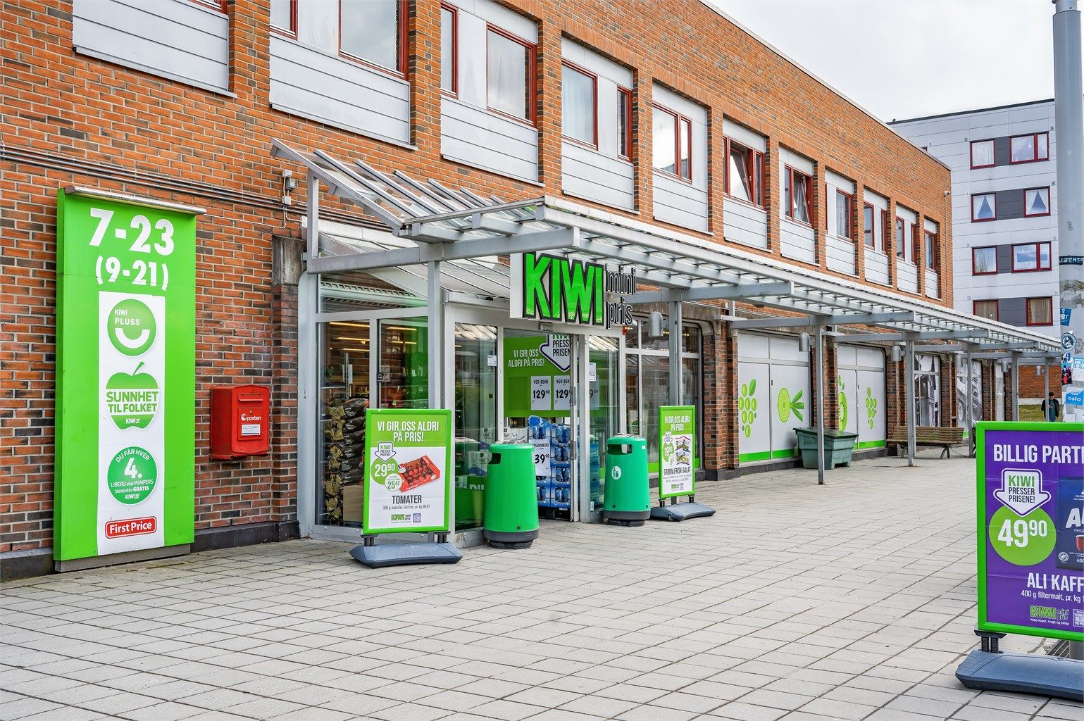 Hverdagslogistikken er enkel med Kiwi kun ett minutts gange fra eiendommen.