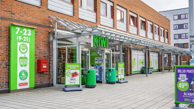 Hverdagslogistikken er enkel med Kiwi kun ett minutts gange fra eiendommen.