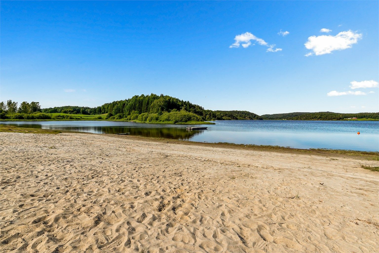 En kort spasertur fra eiendommen, ved Meløstranda Camping, finner du en større badeplass med både sandstrand og badeflåte. Her er det tilrettelagt for både store og små. Plassen har også lekeplass og kiosk.