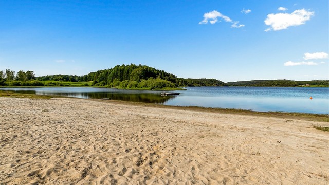 En kort spasertur fra eiendommen, ved Meløstranda Camping, finner du en større badeplass med både sandstrand og badeflåte. Her er det tilrettelagt for både store og små. Plassen har også lekeplass og kiosk.
