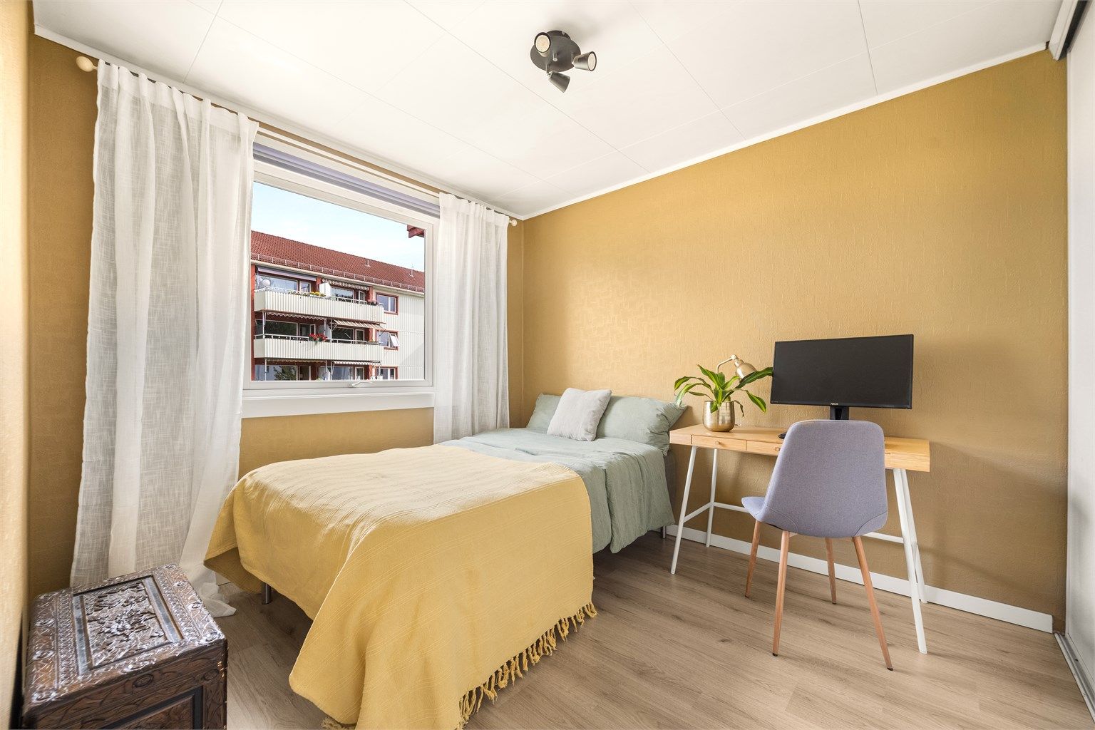 Det tredje soverommet vender mot forsiden av boligen og har skyvedørsgarderobe. Rommet er av god størrelse og har plass til både seng og en romslig arbeidsplass.