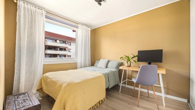 Det tredje soverommet vender mot forsiden av boligen og har skyvedørsgarderobe. Rommet er av god størrelse og har plass til både seng og en romslig arbeidsplass.