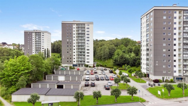 Leiligheten er i et sentralt nabolag med gangavstand til sentrum. Det er også kort vei til Forus og Stavanger