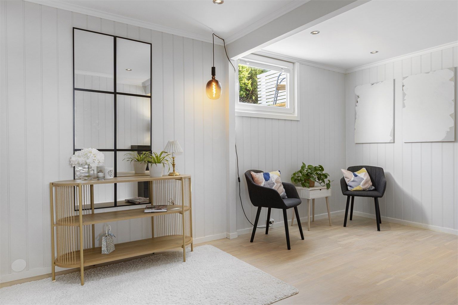 Soverom i underetasjen har parkettgulv med gulvvarme og innfelte downlights.