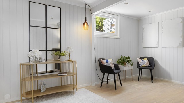 Soverom i underetasjen har parkettgulv med gulvvarme og innfelte downlights.