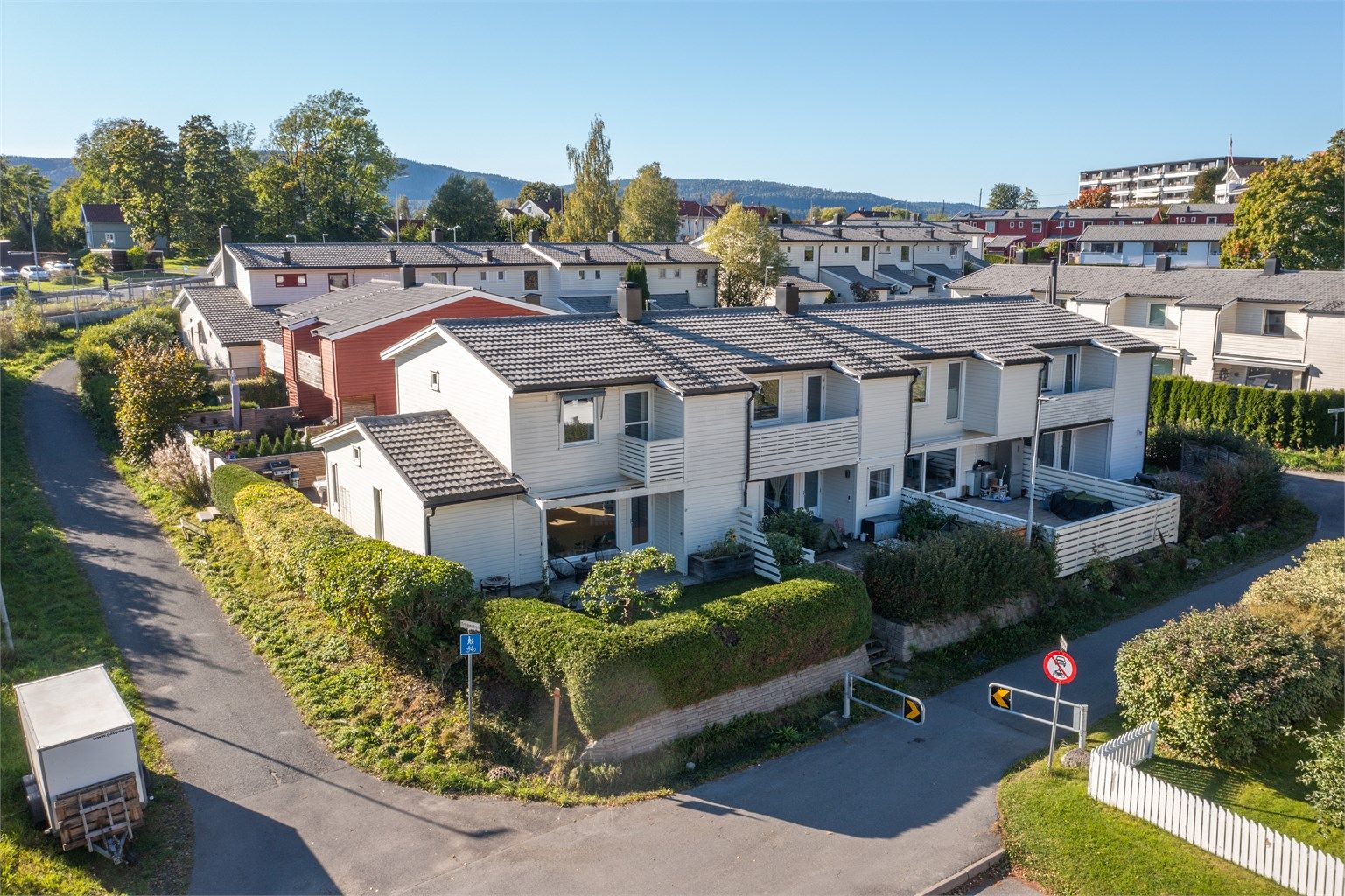 Utvendig kan boligen by på flere nydelige uteplasser