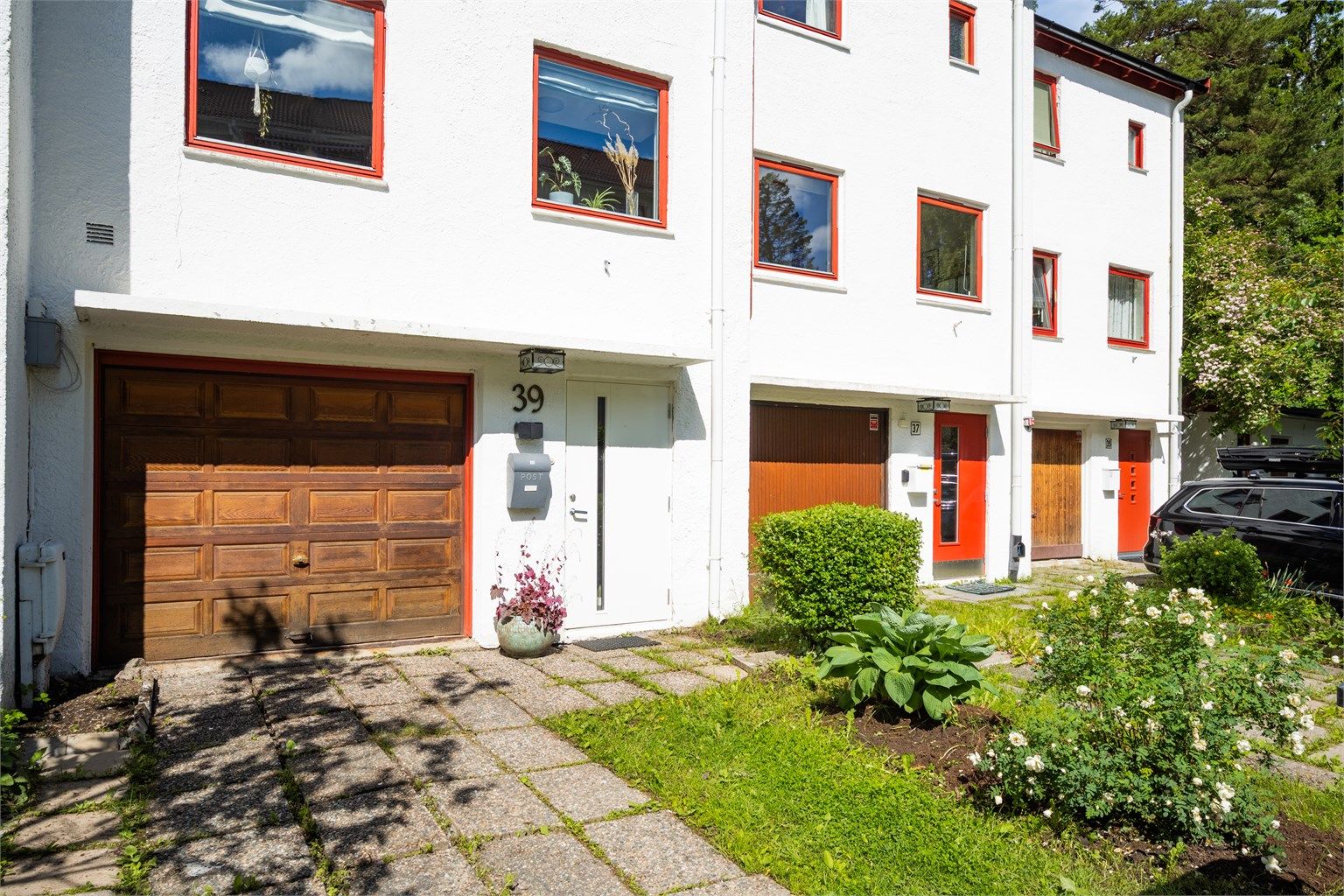 Boligen har et samlet internt bruksareal på 161 m², i tillegg til terrasse og altan på til sammen 36 m².
