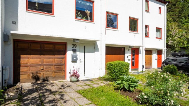 Boligen har et samlet internt bruksareal på 161 m², i tillegg til terrasse og altan på til sammen 36 m².