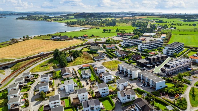 Prestaskjerslia 26 er et innholdsrik rekkehus, beliggende i et etablert og barnevennlig boligområde på Jåsund.