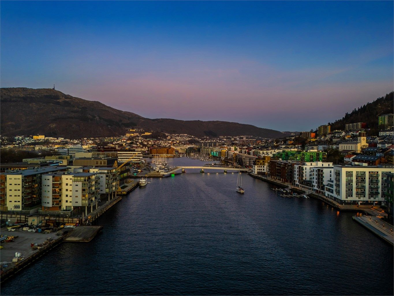 Damsgårdsundet kveldstid. Bydelene knyttes sammen via `Småpudden`og man har et stort valg av cafeer, restauranter, butikk o.l
