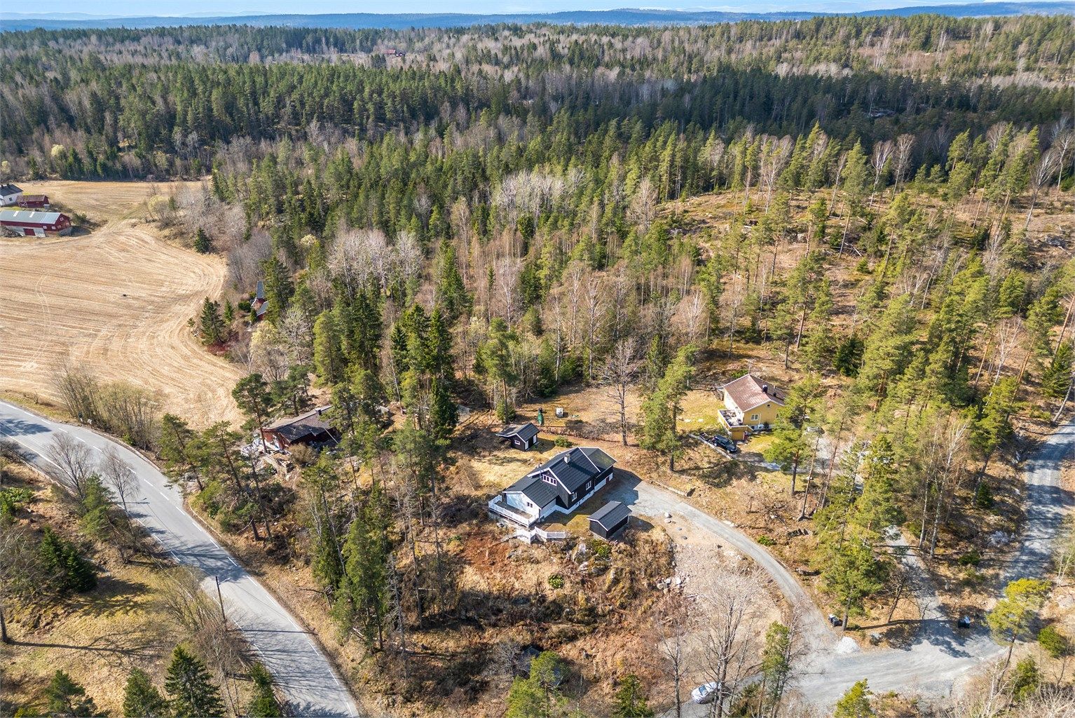 Drone - Landlig beliggende eiendom ved Sandvadtoppen på Svartskog. Boligen ligger hevet og fint til i terrenget med gode solforhold