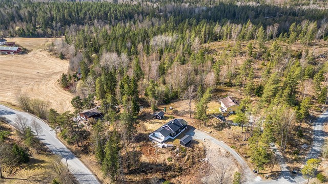 Drone - Landlig beliggende eiendom ved Sandvadtoppen på Svartskog. Boligen ligger hevet og fint til i terrenget med gode solforhold