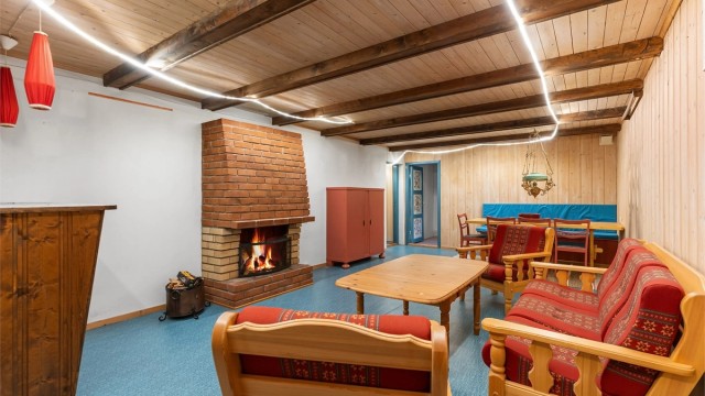 Takhøyden i kjellerstuen er målt til 2,20 meter.