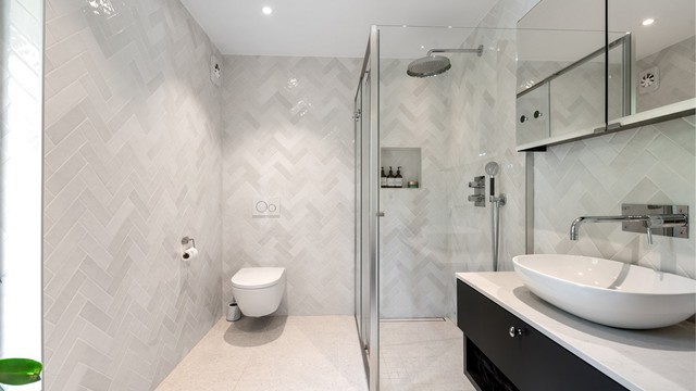 Badet i første etasje ble oppgradert i 2024 av fagfolk. Rommet har fliser, gulvvarme, vegghengt toalett og dusjnisje.