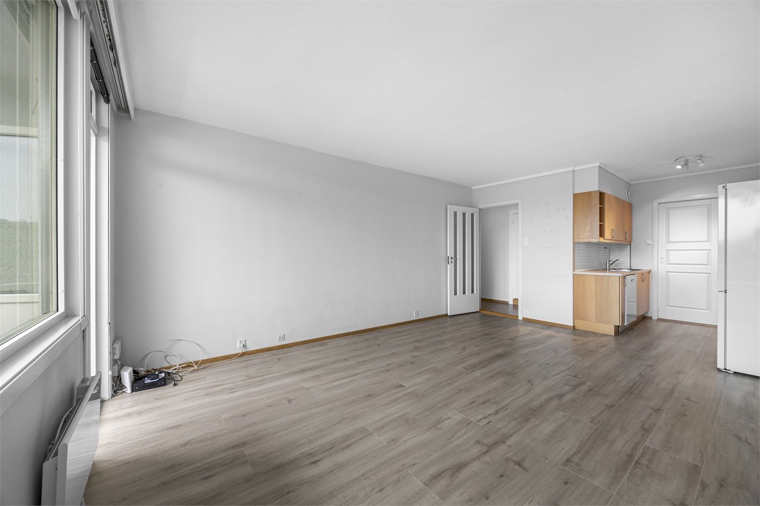 Romslig stue med balkong