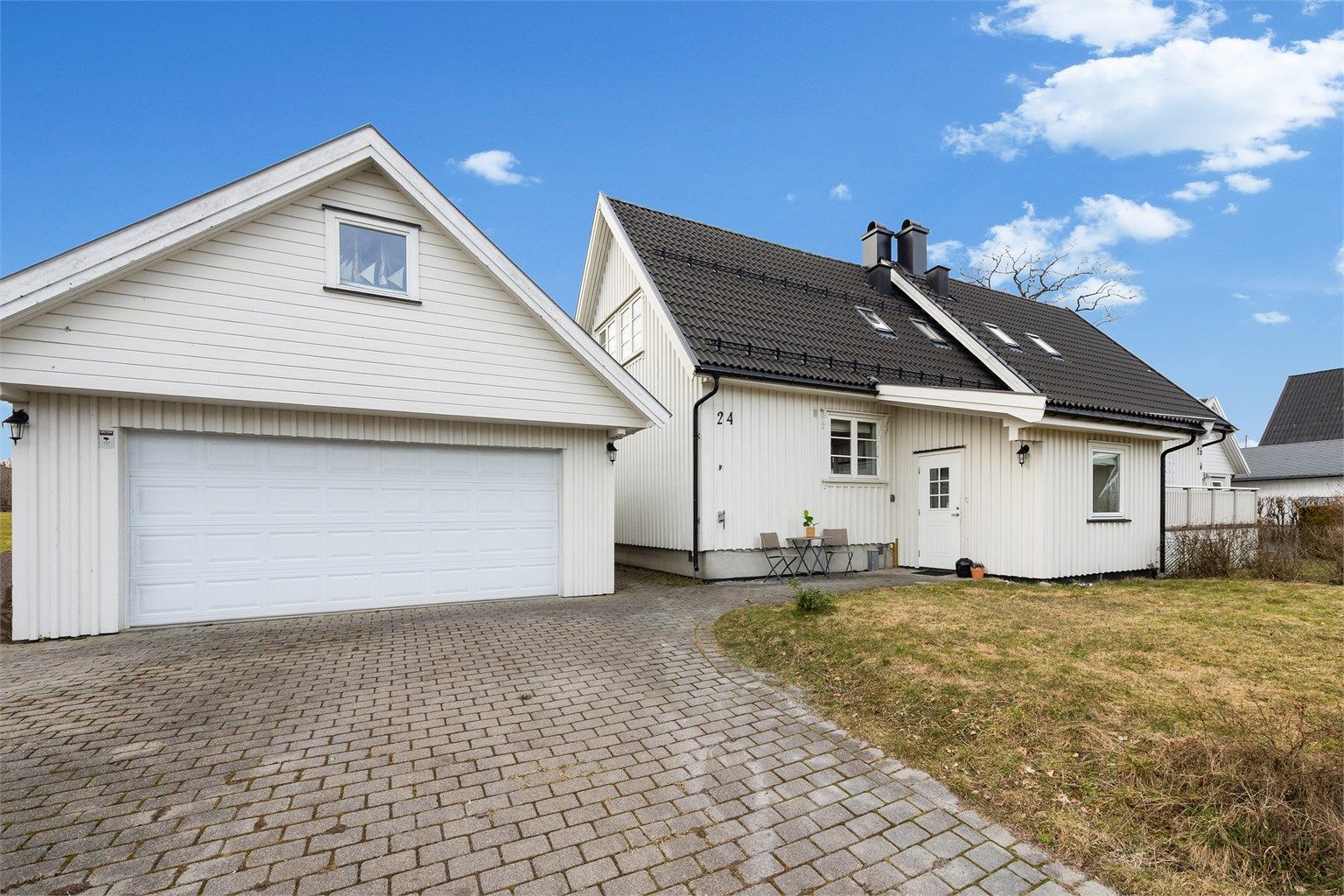 Romslig dobbelgarasje med stort loft